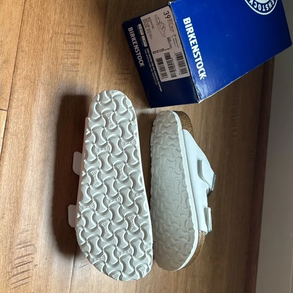 Brand new White Arizona Birko-Flor Birkenstocks